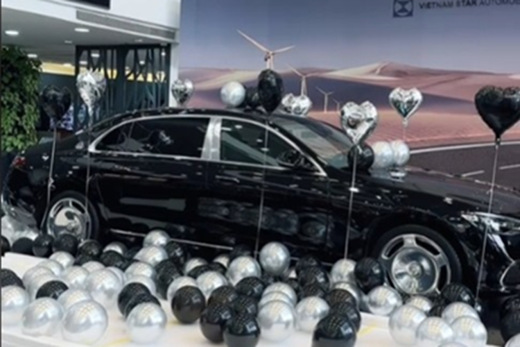 Tại thị trường Việt Nam, giá xe Mercedes-Maybach S 450 4Matic của MC Quyền Linh có giá khởi điểm 8,199 tỷ đồng, chưa bao gồm các tùy chọn cá nhân hóa cho nội thất. Sau khi hoàn tất thủ tục, chi phí lăn bánh của mẫu sedan hạng sang này chạm mốc 9 tỷ đồng.