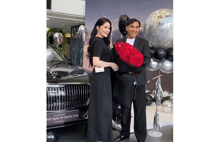 Vô lăng xe bọc da Nappa, thiết kế mới tích hợp các nút điều khiển dạng cảm ứng hiện đại, giúp người lái chỉ cần lướt nhẹ đã có thể thực hiện được các thao tác mong muốn. Huy hiệu Maybach cũng xuất hiện tại đây càng nhấn mạnh tính cao cấp của sản phẩm.