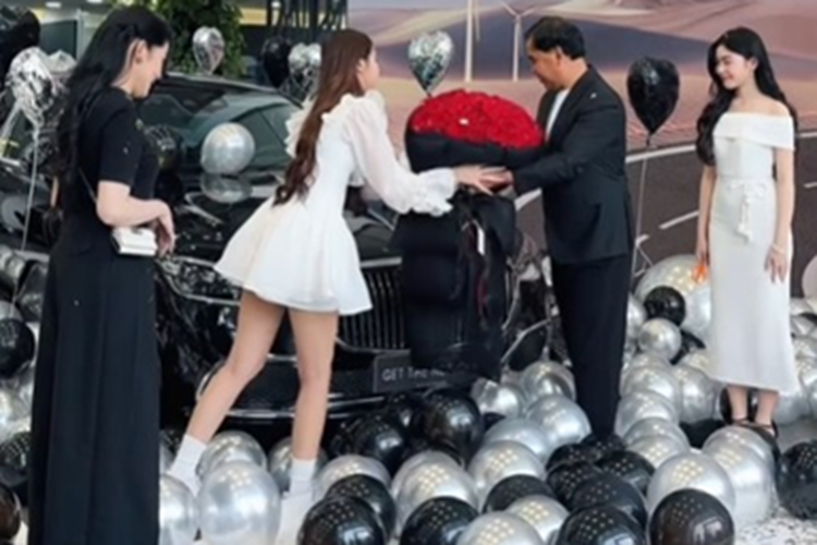 Chiếc Mercedes-Maybach S 450 4Matic gần 9 tỷ đồng mà gia đình MC Quyền Linh mới được bàn giao sở hữu ngoại thất màu đen Onyx. Vốn là mẫu xe siêu sang dành cho các ông chủ, giới thượng lưu và những người thành đạt nên ngay từ thiết kế ngoại hình Mercedes-Benz Maybach S450 4Matic đã toát lên khí chất vô cùng sang trọng, đẳng cấp.