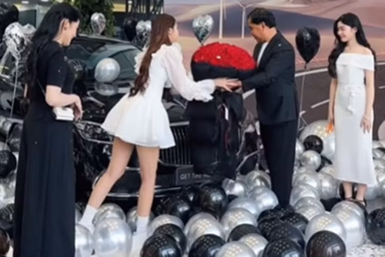 Chiếc Mercedes-Maybach S 450 4Matic gần 9 tỷ đồng mà gia đình MC Quyền Linh mới được bàn giao sở hữu ngoại thất màu đen Onyx. Vốn là mẫu xe siêu sang dành cho các ông chủ, giới thượng lưu và những người thành đạt nên ngay từ thiết kế ngoại hình Mercedes-Benz Maybach S450 4Matic đã toát lên khí chất vô cùng sang trọng, đẳng cấp.