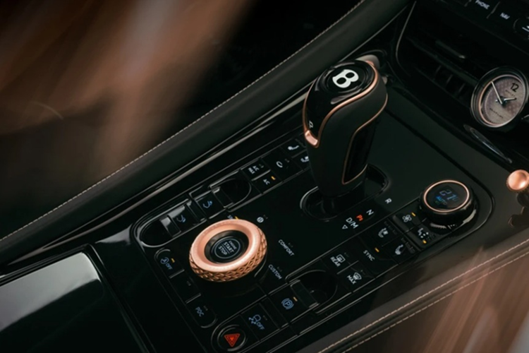 Khoang cabin của Bentley Batur "Black Rose" là sự kết hợp giữa da Beluga hảo hạng và vải tweed xám than. Bảng táp-lô và cửa xe được ốp Black Rose Metallic, đồng bộ với ngoại thất, tạo nên sự liền mạch về thiết kế.