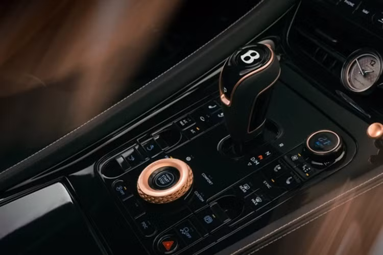 Khoang cabin của Bentley Batur "Black Rose" là sự kết hợp giữa da Beluga hảo hạng và vải tweed xám than. Bảng táp-lô và cửa xe được ốp Black Rose Metallic, đồng bộ với ngoại thất, tạo nên sự liền mạch về thiết kế.