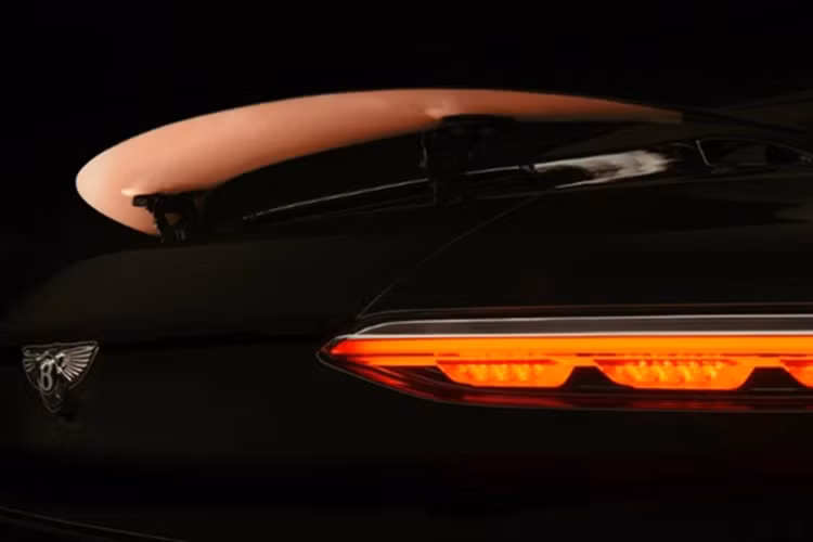 Cung cấp sức mạnh cho Bentley Batur "Black Rose" vẫn là khối động cơ W12 twin-turbo dung tích 6.0L, sản sinh công suất tối đa 740 mã lực và mô-men xoắn cực đại 1.000 Nm.