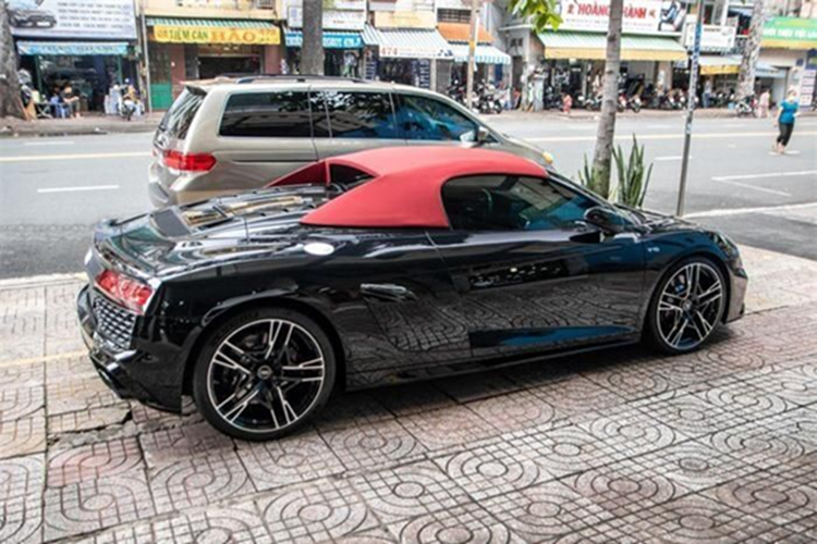 Sau vài tháng có người mua, chiếc xe Audi R8 V10 Spyder bản nâng cấp cuối cùng này mới được cho đi bấm biển số, và thu hoạch thật là bất ngờ với biển số siêu đẹp 51K-388.88, hay còn được gọi là tứ quý 8.