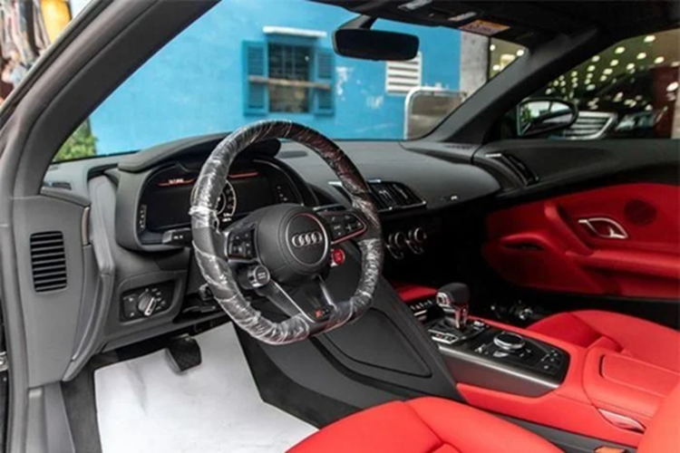 So với siêu xe mui trần Audi R8 V10 Spyder thế hệ đầu tiên mang biển tứ quý 8 của đầu số 51F, chiếc xe Audi R8 V10 Spyder 2022 này sở hữu thiết kế lôi cuốn hơn với đèn pha và đèn hậu mới, hốc gió trước/sau tạo hình dữ dằn. Ngoài ra, phiên bản Audi R8 V10 Spyder còn có sự thuận lợi khi phần mui xe bằng vải, dễ dàng đóng hoặc mở mui xe chỉ trong thời gian 14 đến 18 giây.