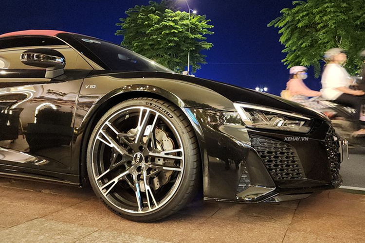 Thú vị ở chỗ, vài năm trước, chủ nhân đầu tiên của chiếc siêu xe mui trần Audi R8 V10 Spyder 2022 này đã sở hữu 1 xe Audi R8 Spyder khác, và cũng mang biển tứ quý 8, nhưng là 51F-588.88, chiếc xe này hiện vẫn đang nằm trong kho xe của ông Đặng Lê Nguyên Vũ.