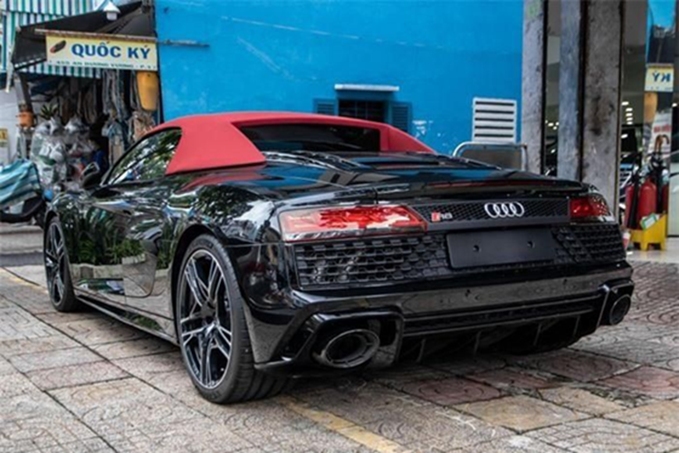 Động cơ kết hợp cùng hộp số tự động 7 cấp, nhờ đó, siêu xe mui trần Audi R8 V10 Spyder 2022 thứ 2 về Việt Nam có thể dễ dàng tăng tốc từ vị trí xuất phát lên 100 km/h chỉ trong vòng thời gian 3,3 giây trước khi đạt tốc độ tối đa 328 km/h.