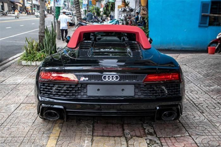 Siêu xe mui trần Audi R8 V10 Spyder Type 4S bản nâng cấp giữa vòng đời mang biển số tứ quý 8 của doanh nhân Sài thành được trang bị khối động cơ V10, dung tích 5.2 lít, sản sinh ra công suất tối đa 602 mã lực và mô-men xoắn cực đại là 559 Nm.