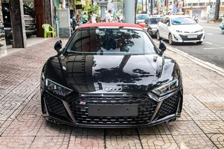 Khác với xe Audi R8 V10 Spyder 2022 đầu tiên về Việt Nam mang màu xám Kemora, chiếc siêu xe mui trần mang biển số tứ quý 8 từng của nhà sưu tập xe ở Sài thành có ngoại thất sơn đen bóng, xe đi kèm một số tùy chọn carbon và điểm nhấn chính là phần mui mềm của xe có màu đỏ rất bắt mắt.