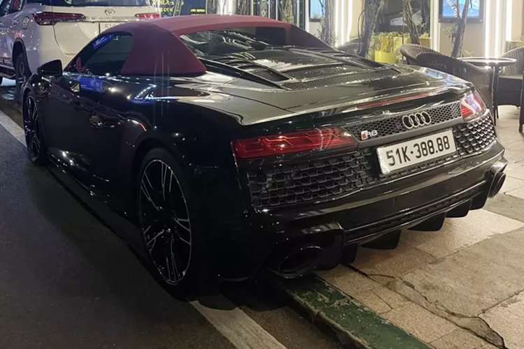 Chiếc xe Audi R8 V10 Spyder hàng hiếm này thuộc đời 2022, về nước vài tháng sau đó đã tìm thấy chủ nhân, đó là một doanh nhân 8X kinh doanh trong lĩnh vực bất động sản.