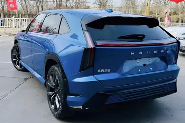 Phiên bản 4WD của Honda S7 có hai động cơ điện. Động cơ điện phía trước tạo ra công suất 150 kW (201 mã lực) trong khi động cơ điện phía sau có công suất cực đại 200 kW (268 mã lực). Tổng công suất đầu ra của Honda S7 là 350 kW (469 mã lực).