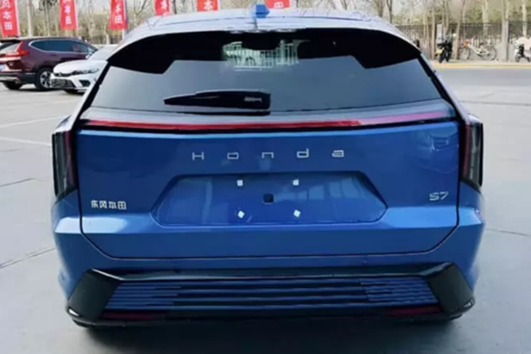 Nhìn từ phía sau, Honda S7 có cánh gió trên nóc xe khá lớn, cản sau cá tính và đèn hậu thẳng đứng với dải đèn LED ở giữa. Cửa sau của xe crossover có dòng chữ Honda. Huy hiệu của xe ghi là Dongfeng Honda và S7. Vì vậy, có thể khẳng định rằng Honda đã hoàn toàn từ bỏ tên gọi Ye đã công bố trước đó.