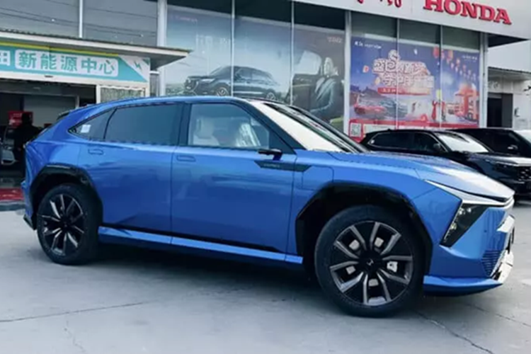 Một khe hút gió lớn nằm ở cản trước. Các tính năng khác trên mặt xe S7 bao gồm logo Honda mới, camera trước và cảm biến đỗ xe. Chiếc xe trưng bày có camera thay cho gương chiếu hậu, vành xe năm chấu lớn và viền đen quanh thân xe.