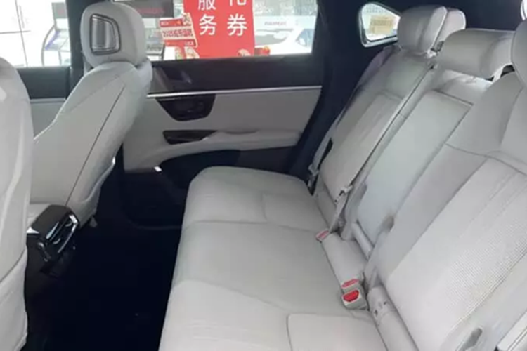 Honda S7 được trưng bày cũng có màn hình hiển thị thông tin thực tế tăng cường 21,9 inch. Các tấm ốp cửa của xe có màn hình để chiếu hình ảnh từ camera quan sát bên hông. Gương chiếu hậu bên trong của S7 cũng có thể hoạt động như một camera.