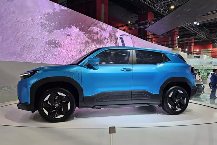 Nằm giữa hai đèn pha là ốp màu đen thay cho lưới tản nhiệt. Bên dưới là hốc gió trung tâm hình thang rộng và hai khe gió nằm dọc trên cản trước. Đáng tiếc là sự khác biệt giữa Toyota Urban Cruiser EV và Suzuki e Vitara kết thúc tại đây. 