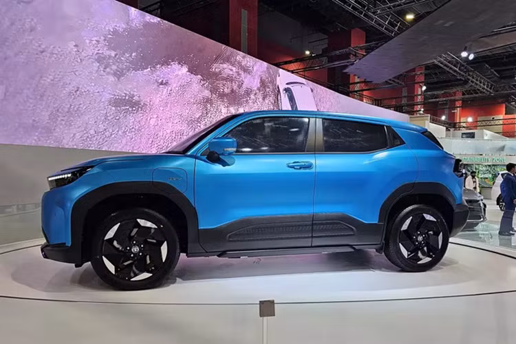 Nằm giữa hai đèn pha là ốp màu đen thay cho lưới tản nhiệt. Bên dưới là hốc gió trung tâm hình thang rộng và hai khe gió nằm dọc trên cản trước. Đáng tiếc là sự khác biệt giữa Toyota Urban Cruiser EV và Suzuki e Vitara kết thúc tại đây. 