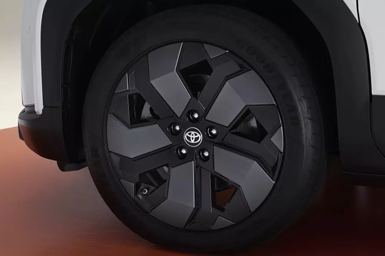 Bên trong mẫu SUV điện cỡ nhỏ này là không gian nội thất có thiết kế và trang bị gần như được bê nguyên từ Suzuki e Vitara sang, trừ logo trên vô lăng. Xe được trang bị vô lăng 2 chấu, bảng đồng hồ kỹ thuật số 10,25 inch và màn hình cảm ứng trung tâm 10,1 inch. 