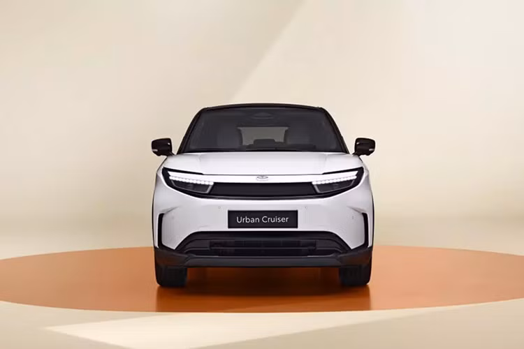 Nằm bên trong thân vỏ của Toyota Urban Cruiser EV là khung gầm hình ván trượt giống Suzuki e Vitara. Tại thị trường Ấn Đô, xe chỉ có 2 phiên bản dẫn động cầu trước FWD. 