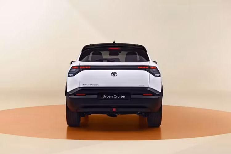 Phiên bản FWD đầu tiên dùng mô-tơ điện có công suất tối đa 144 mã lực và mô-men xoắn cực đại 189 Nm. Phiên bản này được trang bị pin lithium-sắt-photphat (LFP) do BYD sản xuất với dung lượng 49 kWh. Phiên bản FWD thứ hai sở hữu mô-tơ điện mạnh 174 mã lực và 189 Nm. Phiên bản này dùng pin LFP 61 kWh. 