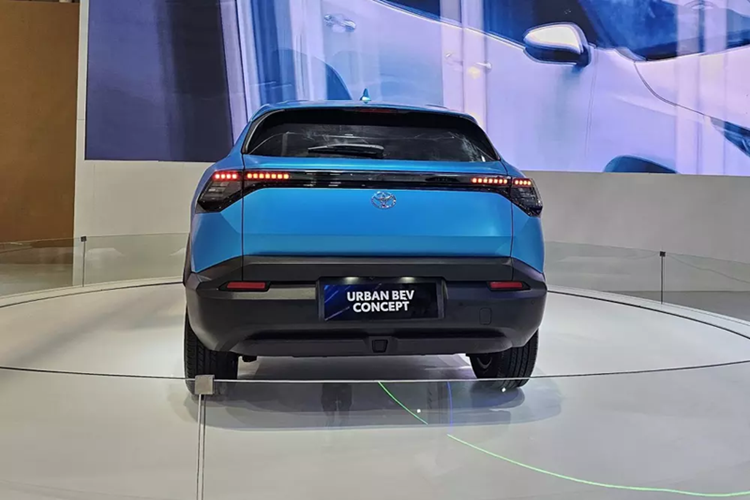 Tuy là "anh em song sinh" nhưng Toyota Urban Cruiser EV và Suzuki e Vitara sở hữu ngoại hình không hoàn toàn giống nhau. Có thể thấy rõ sự khác biệt này ở khu vực đầu xe của tân binh nhà Toyota. Cụ thể, Toyota Urban Cruiser EV được trang bị gọn gàng, tích hợp dải đèn LED định vị ban ngày.