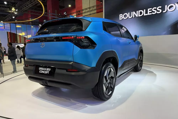 Trong khi đó, khu vực bên sườn và phía sau của Toyota Urban Cruiser EV được thiết kế giống hệt với Suzuki e Vitara, bao gồm cả vành la-zăng. Tùy theo phiên bản, xe sẽ dùng vành 18 inch hoặc 19 inch. 