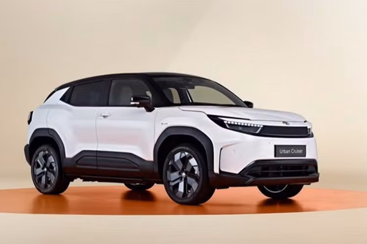 Thêm vào đó là phanh tay điện tử, tính năng tự động giữ phanh tạm thời và nút bấm chọn chế độ lái ở cụm điều khiển trung tâm. Hệ thống điều hòa tự động, sạc điện thoại không dây, hỗ trợ kết nối Apple CarPlay/Android Auto, ghế lái chỉnh điện, hệ thống âm thanh JBL, cửa sổ trời và hàng ghế sau với tính năng trượt, ngả lưng và gập 40:20:40 cũng được trang bị cho xe. 