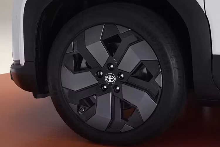 Bên trong mẫu SUV điện cỡ nhỏ này là không gian nội thất có thiết kế và trang bị gần như được bê nguyên từ Suzuki e Vitara sang, trừ logo trên vô lăng. Xe được trang bị vô lăng 2 chấu, bảng đồng hồ kỹ thuật số 10,25 inch và màn hình cảm ứng trung tâm 10,1 inch. 