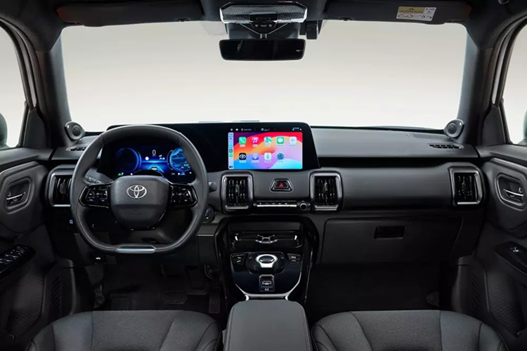 Ngoài ra, Toyota Urban Cruiser EV còn có nhiều chi tiết ngoại thất được ốp nhựa màu đen như cản trước/cản sau, hốc bánh và sườn xe, mang đến cảm giác khỏe khoắn, đúng chất SUV. Các cột bên sườn, nóc, ăng ten vây cá mập, ốp gương chiếu hậu và cánh gió mui cũng được sơn màu đen. 