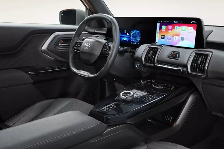 Tương tự Suzuki e Vitara, Toyota Urban Cruiser EV cũng có kích thước dài x rộng x cao lần lượt 4.285 x 1.800 x 1.640 mm, chiều dài cơ sở 2.700 mm và bán kính vòng quay tối thiểu 5,2 m. 