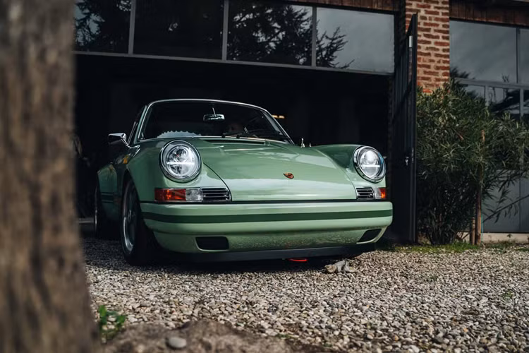 Đây chính là xưởng sơn thân xe với các mẫu xe Lamborghini sản xuất giới hạn như Aventador SVJ, Veneno và Centenario từng được sơn và sản xuất tại đây. Về nội thất, chiếc xe được thiết kế theo phong cách cổ điển với vải len, họa tiết răng sói, vải kẻ caro và da bò có nguồn gốc từ châu Âu.