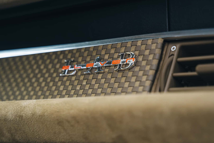 Thương hiệu cũng bán ra phiên bản Project Rennen như một phiên bản tập trung vào đường đua, lấy cảm hứng từ mẫu xe 911 R cổ điển năm 1967.