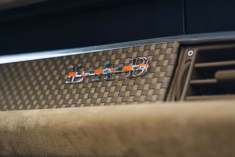 Thương hiệu cũng bán ra phiên bản Project Rennen như một phiên bản tập trung vào đường đua, lấy cảm hứng từ mẫu xe 911 R cổ điển năm 1967.