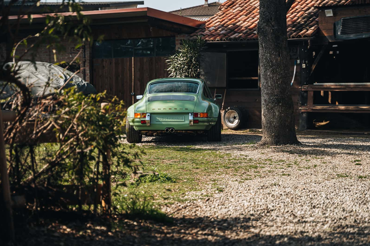 Hãng độ Lab Eleven cũng có thể áp dụng các họa tiết dệt thủ công và họa tiết đục lỗ, núm chuyển số bằng gỗ gụ tinh xảo theo phong cách xe đua 917. Xe cũng được trang bị hệ thống thông tin giải trí hiện đại nhưng vẫn hòa hợp với phần còn lại của bảng điều khiển.