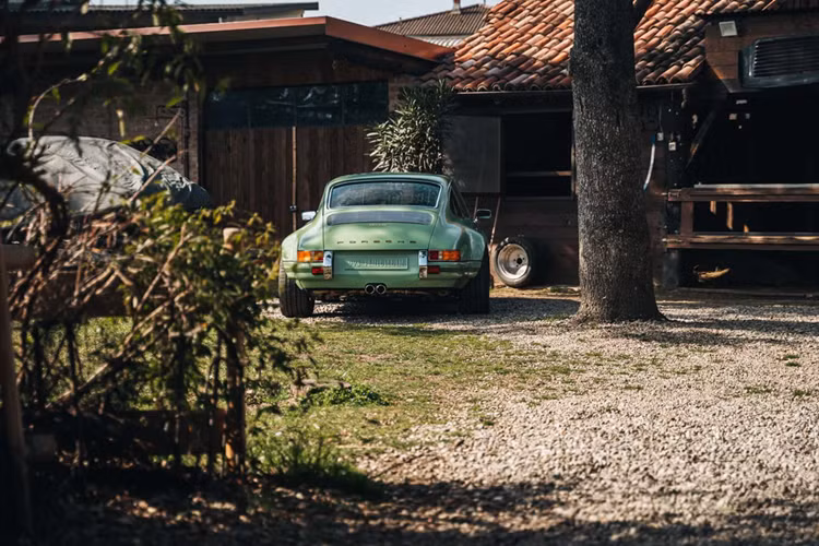 Hãng độ Lab Eleven cũng có thể áp dụng các họa tiết dệt thủ công và họa tiết đục lỗ, núm chuyển số bằng gỗ gụ tinh xảo theo phong cách xe đua 917. Xe cũng được trang bị hệ thống thông tin giải trí hiện đại nhưng vẫn hòa hợp với phần còn lại của bảng điều khiển.