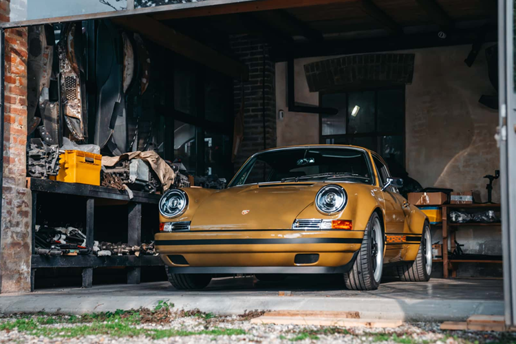 Thương hiệu này chuyên mang đến cho những chiếc xe thể thao Porsche thế hệ 993 một làn gió mới, hồi sinh về “tình trạng xuất xưởng” sau một thời gian dài sử dụng. Lab Eleven sẽ bắt đầu thực hiện các công đoạn phục chế bằng cách nhận chiếc xe nguyên bản và vận chuyển chiếc xe đến Modena để tháo rời hoàn toàn.