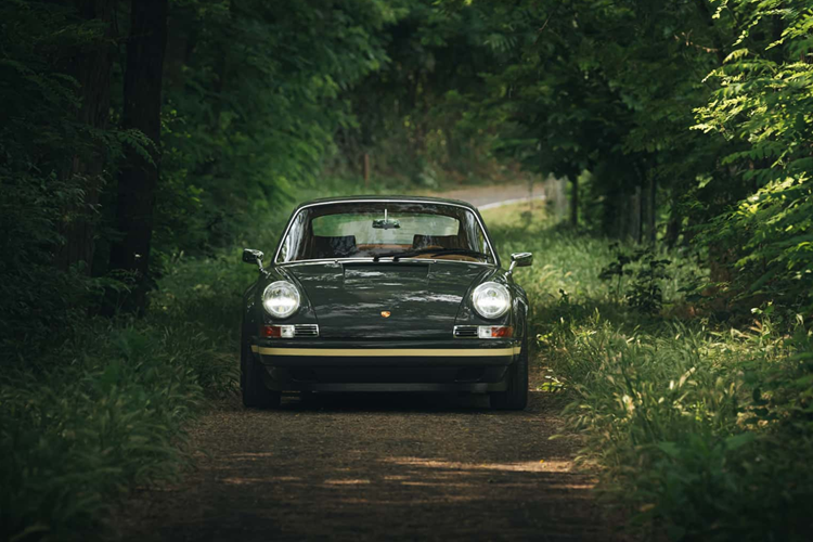 Tùy thuộc vào mong muốn của khách hàng, động cơ flat-six được cung cấp với dung tích 3.6, 3.8 và 4.0 với công suất từ 300 đến 400 mã lực. Xe được bán ra với phiên bản SportTouren thông thường hoặc phiên bản Sportwagen mạnh mẽ hơn, cả hai đều có sẵn dưới dạng coupe hoặc targa với mui kính acrylic.