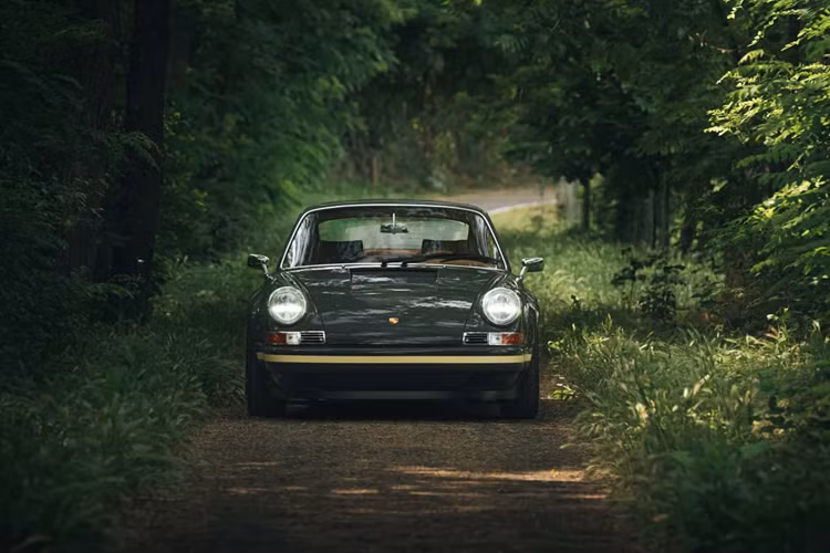 Tùy thuộc vào mong muốn của khách hàng, động cơ flat-six được cung cấp với dung tích 3.6, 3.8 và 4.0 với công suất từ 300 đến 400 mã lực. Xe được bán ra với phiên bản SportTouren thông thường hoặc phiên bản Sportwagen mạnh mẽ hơn, cả hai đều có sẵn dưới dạng coupe hoặc targa với mui kính acrylic.