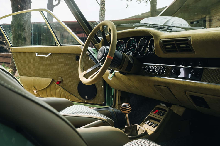 Khối động cơ của xe được gửi đến một đối tác Đức tại Baden-Württemberg, gần Stuttgart. Đây là nơi hầu hết các bộ phận được gia công lại với dung sai cao hơn so với khi xe lăn bánh khỏi dây chuyền lắp ráp. Hộp số sàn sáu cấp cũng trải qua quy trình phục chế tương tự.