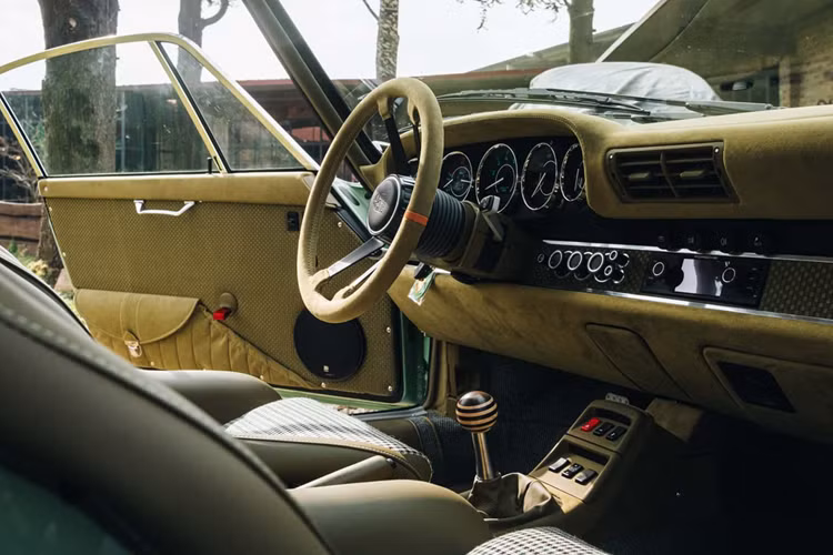 Khối động cơ của xe được gửi đến một đối tác Đức tại Baden-Württemberg, gần Stuttgart. Đây là nơi hầu hết các bộ phận được gia công lại với dung sai cao hơn so với khi xe lăn bánh khỏi dây chuyền lắp ráp. Hộp số sàn sáu cấp cũng trải qua quy trình phục chế tương tự.