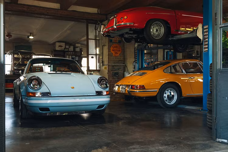 Porsche 911 993 co cua hang do Lab Eleven ton 4.000 gio