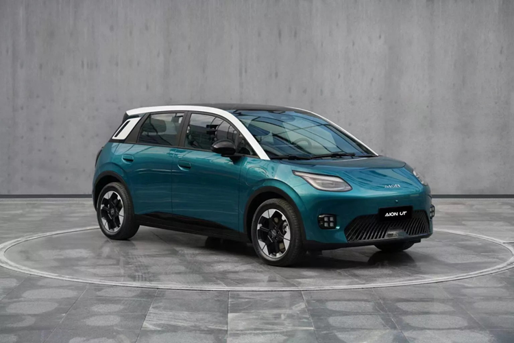 Cột C sơn cùng màu thân xe tạo điểm nhấn cho khu vực bên sườn trong khi cụm đèn hậu lớn và cản sau màu đen tạo nên vẻ ngoài thể thao. Bản tiêu chuẩn dùng vành 16 inch trong khi bản cao cấp được trang bị mâm 17 inch.