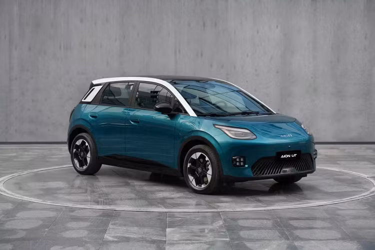 Cột C sơn cùng màu thân xe tạo điểm nhấn cho khu vực bên sườn trong khi cụm đèn hậu lớn và cản sau màu đen tạo nên vẻ ngoài thể thao. Bản tiêu chuẩn dùng vành 16 inch trong khi bản cao cấp được trang bị mâm 17 inch.