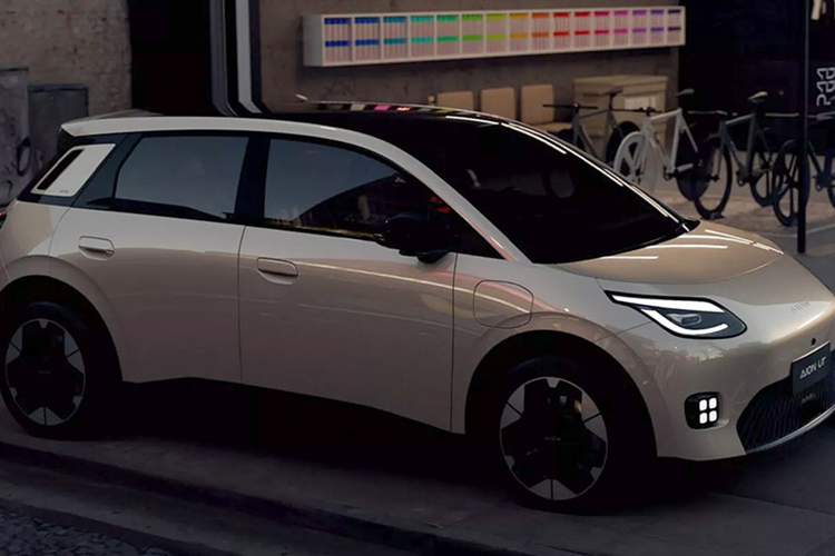 Về thiết kế, GAC Aion UT sở hữu phong cách khá giống BYD Dolphin với thân xe dạng hộp, đầu xe ngắn, mui xe vuốt dài và tay nắm cửa ẩn. Tuy nhiên, Aion UT trông bắt mắt hơn với đèn pha kéo ngược mượt mà về phía sau và đèn sương mù “ma trận” 4 điểm.