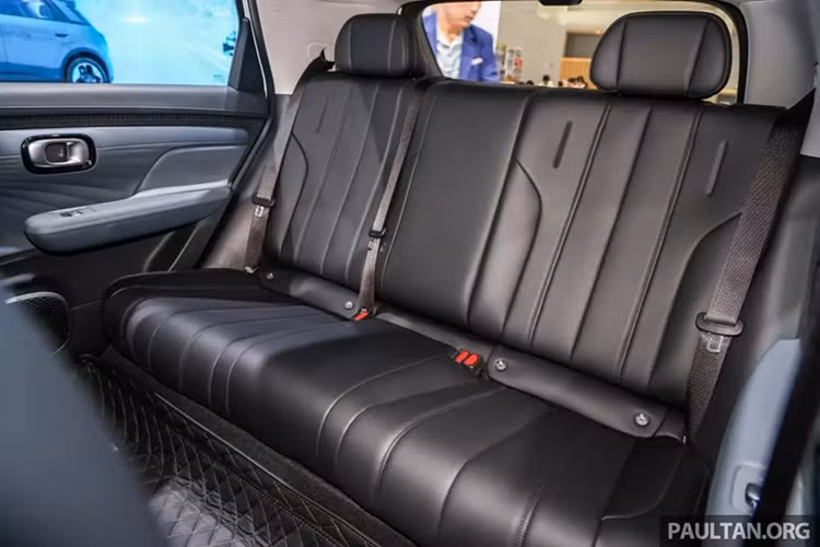 GAC Aion UT có kích thước khá tương đồng với BYD Dolphin, bao gồm chiều dài 4.270 mm, chiều rộng 1.850 mm và chiều cao 1.575 mm. So với đối thủ, xe ngắn hơn 30 mm, rộng hơn 80 mm và cao hơn 5 mm. Chiều dài cơ sở 2.750 mm của Aion UT lại nhỉnh hơn 50 mm so với BYD Dolphin.