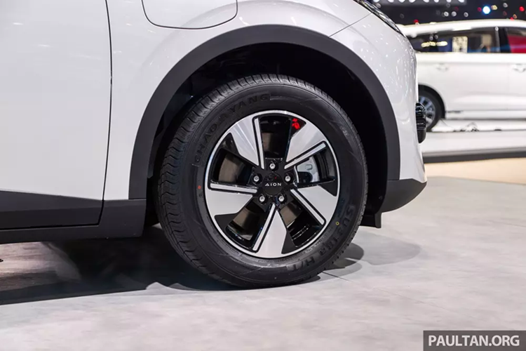 Chiến lược này tương tự cách BYD làm với Dolphin khi bổ sung pin dung lượng lớn hơn cho thị trường toàn cầu. Dù ở thị trường nào, GAC Aion UT cũng dùng mô-tơ điện nằm trên cầu trước, tạo ra công suất tối đa 136 mã lực (100 kW) và mô-men xoắn cực đại 145 Nm.