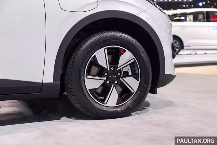 Chiến lược này tương tự cách BYD làm với Dolphin khi bổ sung pin dung lượng lớn hơn cho thị trường toàn cầu. Dù ở thị trường nào, GAC Aion UT cũng dùng mô-tơ điện nằm trên cầu trước, tạo ra công suất tối đa 136 mã lực (100 kW) và mô-men xoắn cực đại 145 Nm.