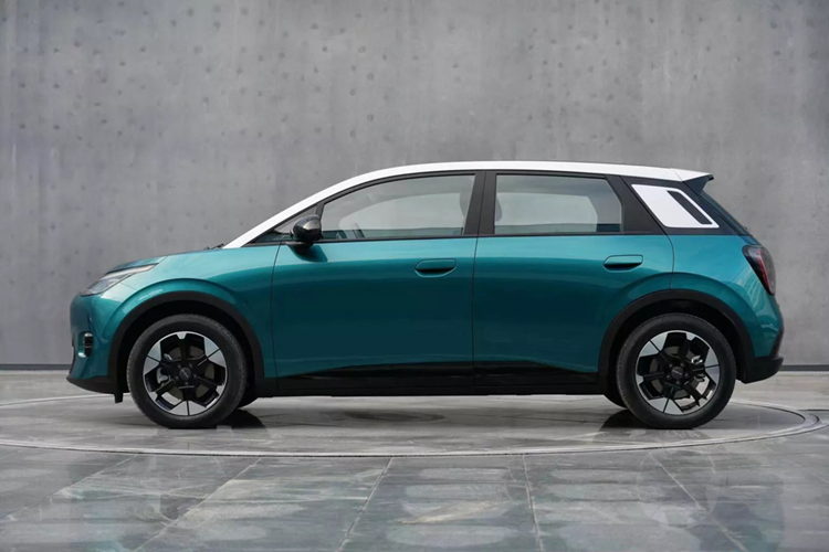 Ngoài ra, xe còn còn có trợ lý giọng nói hỗ trợ tiếng Anh và tiếng Thái, hỗ trợ kết nối Apple CarPlay/Android Auto, điều hòa tự động, ghế trước có thể ngả phẳng và sạc không dây Qi. Bản Cao cấp có thêm ghế trước chỉnh điện/sưởi/làm mát, cửa sổ trời toàn cảnh và cốp đóng/mở điện. Tất cả các phiên bản của mẫu ô tô điện Trung Quốc này đều hỗ trợ lái xe bán tự động cấp độ 2.