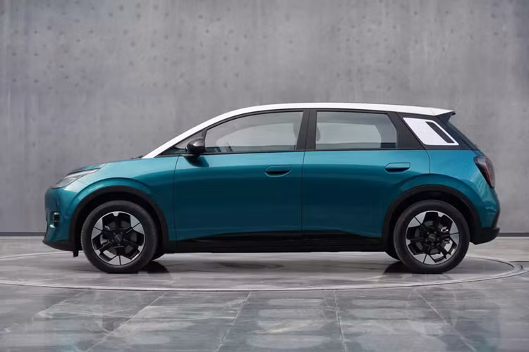 Ngoài ra, xe còn còn có trợ lý giọng nói hỗ trợ tiếng Anh và tiếng Thái, hỗ trợ kết nối Apple CarPlay/Android Auto, điều hòa tự động, ghế trước có thể ngả phẳng và sạc không dây Qi. Bản Cao cấp có thêm ghế trước chỉnh điện/sưởi/làm mát, cửa sổ trời toàn cảnh và cốp đóng/mở điện. Tất cả các phiên bản của mẫu ô tô điện Trung Quốc này đều hỗ trợ lái xe bán tự động cấp độ 2.