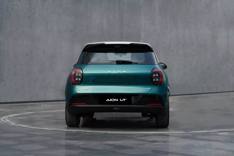Cuối cùng là các tính năng hỗ trợ người lái như cảnh báo phương tiện cắt ngang phía sau và phanh tự động khẩn cấp. Thương hiệu xe điện Aion của GAC hiện đã gia nhập thị trường Việt Nam với 2 mẫu ô tô là ES và Y Plus. Do đó, sẽ không bất ngờ nếu GAC Aion UT cũng được đưa về bán tại Việt Nam trong tương lai.