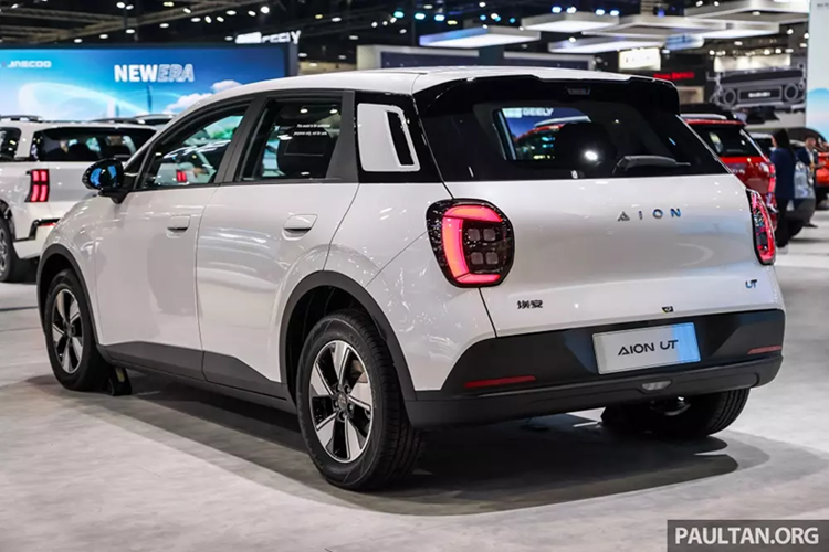 Tại thị trường Trung Quốc, GAC Aion UT chạy điện chỉ có hai tùy chọn pin với dung lượng 34,9 kWh và 44,2 kWh, cung cấp phạm vi hoạt động lần lượt là 330 km và 420 km theo chu trình thử nghiệm CLTC không mấy chính xác.